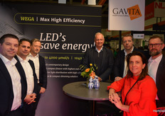 Agrolux team: Mario Taal, Eelco Abma, Manuel Oomen, Fred Bosch, Nick Boelen, Jacek Niwinkski en Rosa di Lisa. Zij lanceerden de Wega Max High Efficiency (HE); 4000µmol/s https://www.hortidaily.com/article/9501016/new-wega-max-he-is-good-for-4000-umol/ 